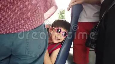 曼谷的空中巴士上戴太阳镜的男孩